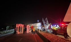 İzmir'de dalgınlık pahalıya patladı: Damperi açık kalan TIR kaza yaptı!