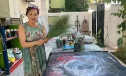 İzmirli emekli resim öğretmeni Zümrüt Özmen'den sınırları aşan sanat: "Bahçem artık atölyem oldu"