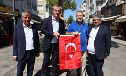 İş yerleri bayraklarla donatıldı: Buca’da 30 Ağustos heyecanı zirvede
