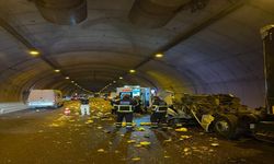 İstanbul-İzmir Otoyolu'nda TIR kazası: Kabin koptu, 2 sürücü yaralandı