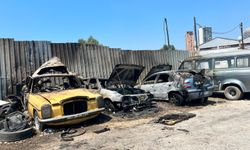 İzmir Bornova’da alevler park halindeki araçları yuttu: 4 otomobil hurdaya döndü