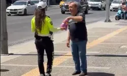 İzmir Konak'ta polis memurundan Mevlit Kandili jesti