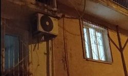 İzmir Konak'ta tellerde asılı kalan kediyi mahalleli böyle kurtardı