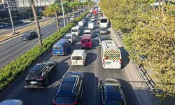 İzmir’de işe gitmek çileye dönüştü... Ankara Caddesi’ndeki yoğunluk vatandaşı bezdirdi!