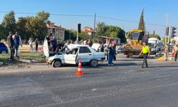 İzmir yolunda otomobil ile motosiklet çarpıştı! 4 yaralı
