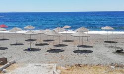 İzmir’de cebini düşünenlerin rotası belli: Mavi Bayraklı plajda şezlong da şemsiye de bedava
