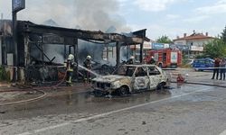 Kemalpaşa'da korkutan yangın: Restoran ve otomobil kullanılamaz hale geldi