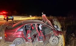 İzmir-Ankara karayolunda can pazarı: Şarampole uçan otomobilde 2'si ağır 3 kişi yaralandı!