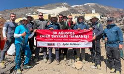 Menemen Belediyesi tarihe geçti: MAKUR bayrağımızı Ağrı Dağı’na dikti