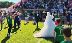Nikah sonrası soluğu tribünde aldılar, maç sonunda sahada çiftetelli oynadılar!