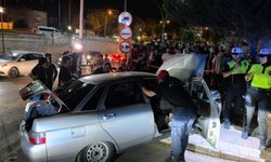 Alt geçitte korku dolu anlar! Sürücü araçta sıkıştı