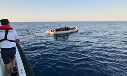 Seferihisar açıklarında düzensiz göçmen operasyonu: Lastik botta 35 kişi yakalandı