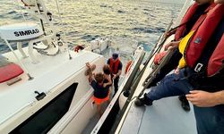 Seferihisar açıklarında korku dolu anlar! Lastik botta mahsur kalan 2 kişi ve çocuk kurtarıldı