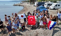 Seferihisar’da deniz ekosistemi için uluslararası dayanışma: Akarca Sahili’ne Bokashi topları bırakıldı