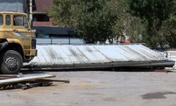 Sultanbeyli'de vinç halatı koptu, çelik çatı işçilerin üzerine çöktü