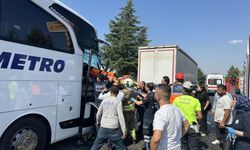 İzmir yolunda can pazarı: Yolcu otobüsü kamyona çarptı, 1'i ağır 8 yaralı!