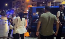 İzmir’in de dahil olduğu vize operasyonunda ortalık karıştı! Gazetecilere su şişesi fırlatıldı