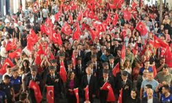 104. yıl gururu: Karşıyaka'da fener alayı ve zeybek gösterisiyle unutulmaz kutlama!