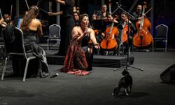 İzmir Oda Orkestrası sezonu açtı! Gecenin finali herkesi ayağa kaldırdı