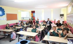 453 öğrenciye eğitim seti! Dikili Belediyesi miniklerin yanında
