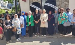 Ak Parti Manisa kadın kolları’ndan muhtarlık önünde siyah çelenkli tepki