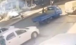 Aynaya bakmadan kapıyı açtı: İzmir'de bisikletlinin ağır yaralandığı o anlar kamerada