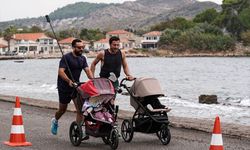 Bitiş çizgisini birlikte geçiyorlar: İzmirli babanın bebek arabasıyla maraton mesaisi