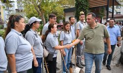 Bornova'da temizlik seferberliği: Başkan Eşki sahaya indi, "En büyük temizlik kirletmemek" dedi