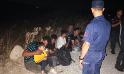 Çeşme'de mahsur kalan 18 düzensiz göçmen kurtarıldı!