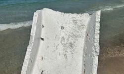 Çeşme'de skandal görüntüler: Denizden gelen yüzlerce köpük kutu kıyıya vurdu!