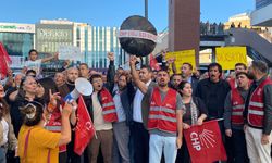 CHP Çiğli'den transfer protestosu! Özgür Özel ve Vekil Yücel'e seslenildi: "Gel bu ateşi söndür! Deniz Yücel neredesin?"