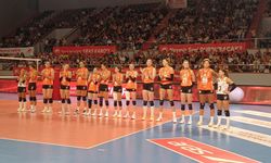 İzmir’de Eczacıbaşı rahat kazandı: Aras Kargo’dan milli sporculara plaket