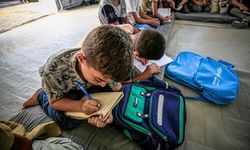 Filistinli çocuklar üç yılın ardından yeniden ders başı yaptı! Gazze'de çadır okullar devrede
