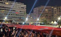 İzmir’de 9 Eylül coşkusu! Metrelerce uzunluktaki Türk bayrağı omuzlarda taşındı
