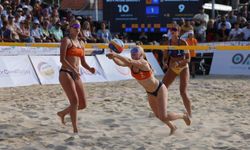 Foça’da plaj voleybolu heyecanı sona erdi! Şampiyonlar belli oldu