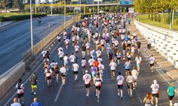 Maraton coşkusu İzmir sokaklarına taştı... Yollar, seferler değişti!