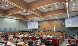 Büyükşehir Meclisi'nde AK Parti ve CHP arasında ulaşım kavgası... "30 aydır onay bekliyoruz İstanbul'a verilen, İzmir'e neden verilmedi?"