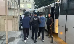 İsrail bağlantılı dolandırıcılık çetesi adliyeye sevk edildi: Şüpheli yakını gazeteciye müdahale etti! O anlar kamerada!