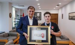 İtalya’da tarih yazan şampiyona Başkan Tugay’dan tam destek