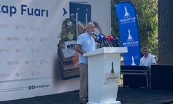 İZKİTAP'ın onur konuğu Yazar Gündüz Vassaf'tan eleştiri: "Roman'ın sayfaları tuvalet kağıdının rulosu gibi çevriliyor. Acelemiz ne?"