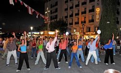 İzmir Aşkına Derneği’nden Çeşme’de iki kez alkışlanan flashmob
