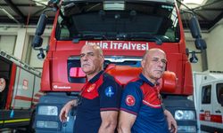 İzmir İtfaiyesi'nin ayırt edilemeyen ikizleri: Aynı gün itfaiyeci olup aynı gün evlendiler