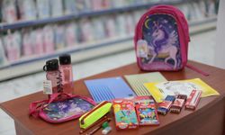 İzmir Konak'ta Başkan Mutlu'dan kırtasiye yardımı: Ailelerin yükü hafifledi