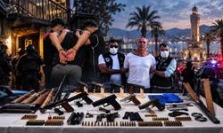 İzmir'de "Sokaklar Güvende" operasyonunda Arabacı ve Sayal suç örgütlerine darbe!