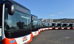 İzmir'de 21 numaralı ESHOT gecikmelerine vatandaş isyan etti! "Gezmeye gitmiyoruz, işe geç kalıyoruz!"