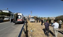 İzmir’de kontrolden çıkan otomobil çaya uçtu: Ölü ve yaralılar var