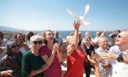 Konak’ta barış için buluştular: Güvercinler gökyüzüne salındı