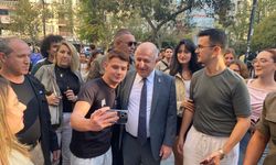 Özdağ'dan İzmir'de üniversite semtine ziyaret: " Partimiz gençlerin partisidir"