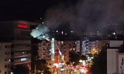 SON DAKİKA!! Karşıyaka Belediyesi yakınında bir binadan dumanlar yükseldi