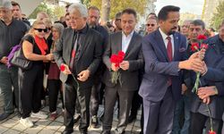 117 can için anıt önünde buluştular! İZDEDA karanfil bıraktı, DEVA Lideri Babacan da katıldı